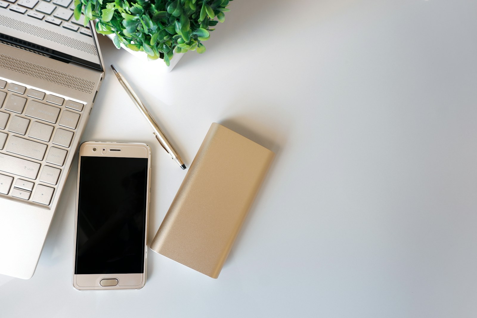Computer, tablet e smartphone utilizzati per progettare un’esperienza web responsive